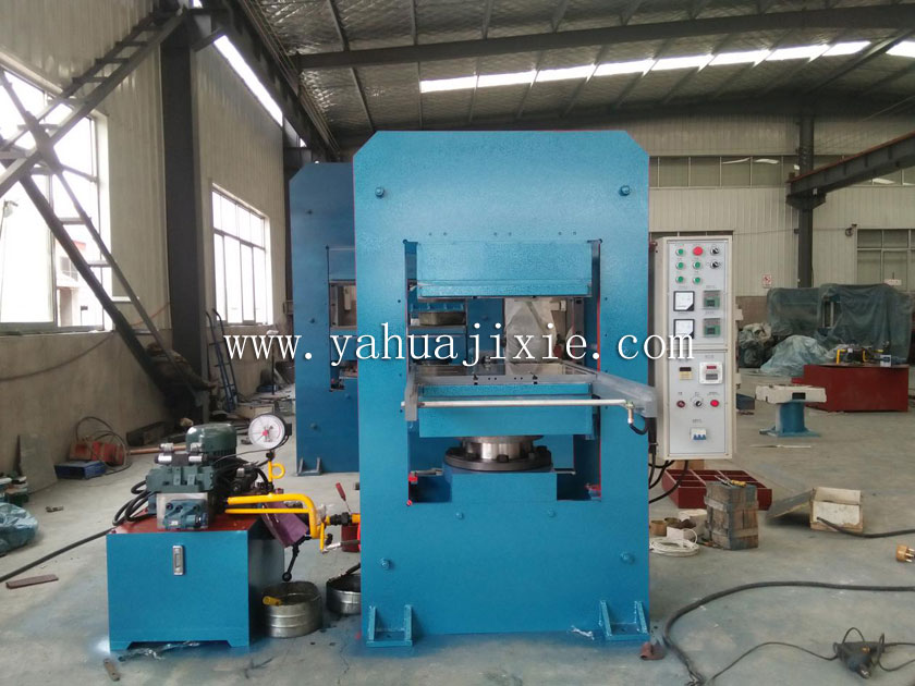 帶自動(dòng)推拉模裝置硫化機(jī)