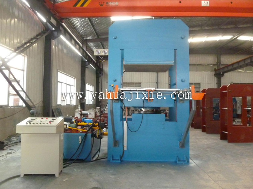 帶自動(dòng)推拉模裝置硫化機(jī)